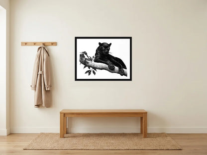 Poster panthère noire sur branche encadré noir, présenté dans une entrée crème avec banc en bois