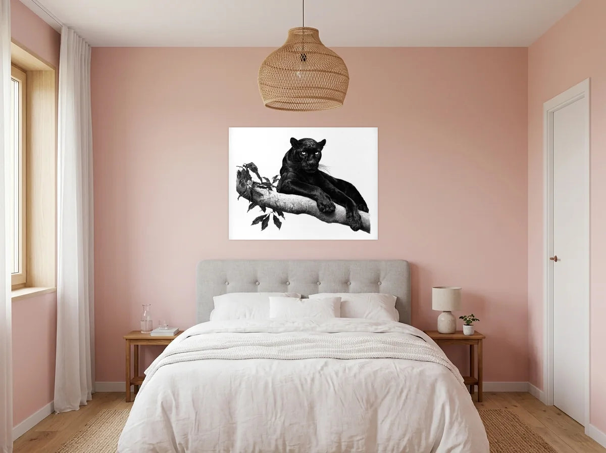 Poster panthère noire sur branche sans cadre, présenté dans une chambre aux murs rose poudré