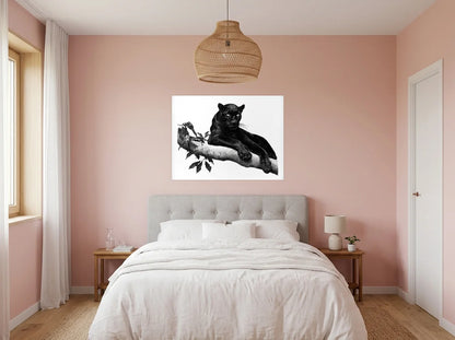 Poster panthère noire sur branche sans cadre, présenté dans une chambre aux murs rose poudré
