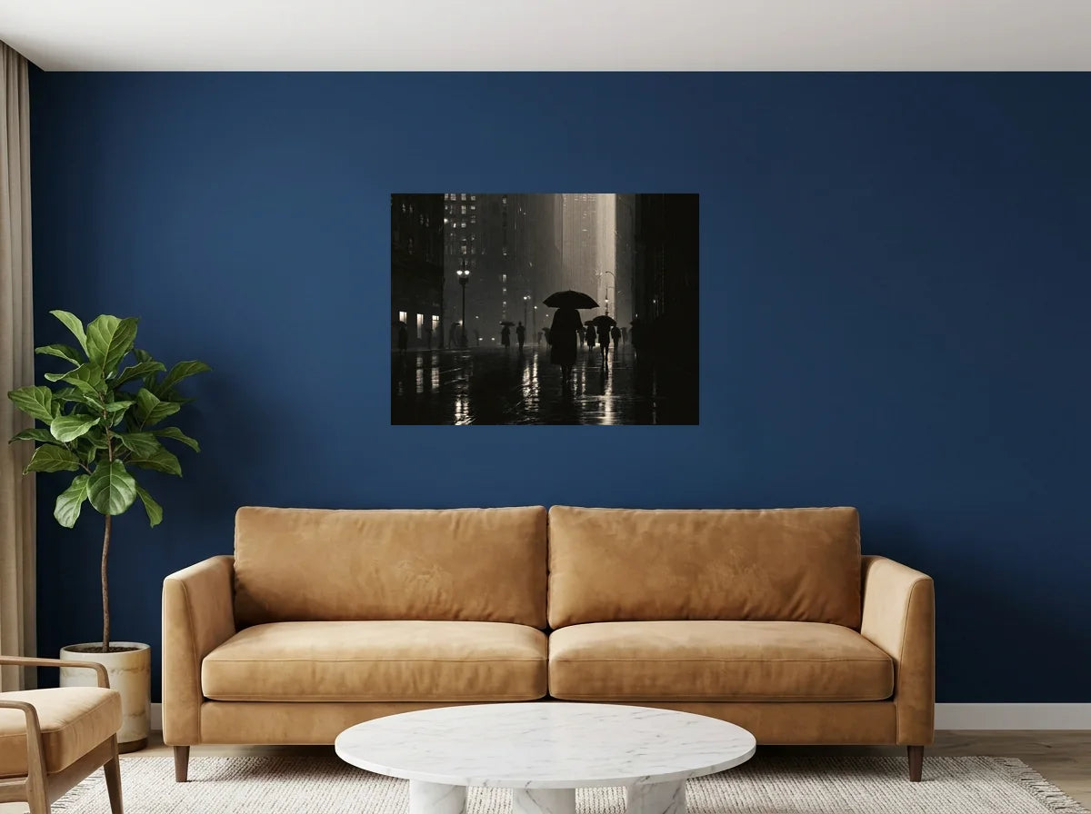 Poster parapluie dans la nuit noir et blanc sans cadre, présenté dans un salon aux murs bleu nuit