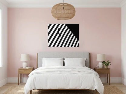 Poster passage piéton graphique noir et blanc sans cadre, mis en scène dans : chambre aux murs rose poudré