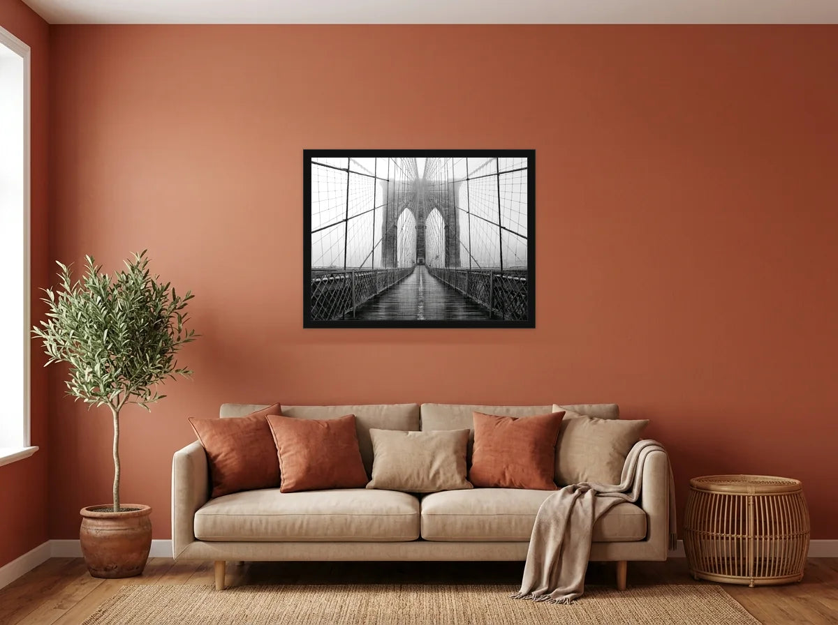 Poster passerelle du pont de Brooklyn noir et blanc encadré noir, présenté dans un salon aux murs terracotta
