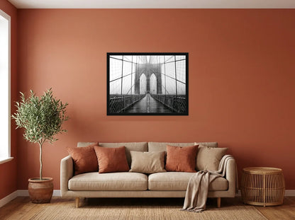 Poster passerelle du pont de Brooklyn noir et blanc encadré noir, présenté dans un salon aux murs terracotta