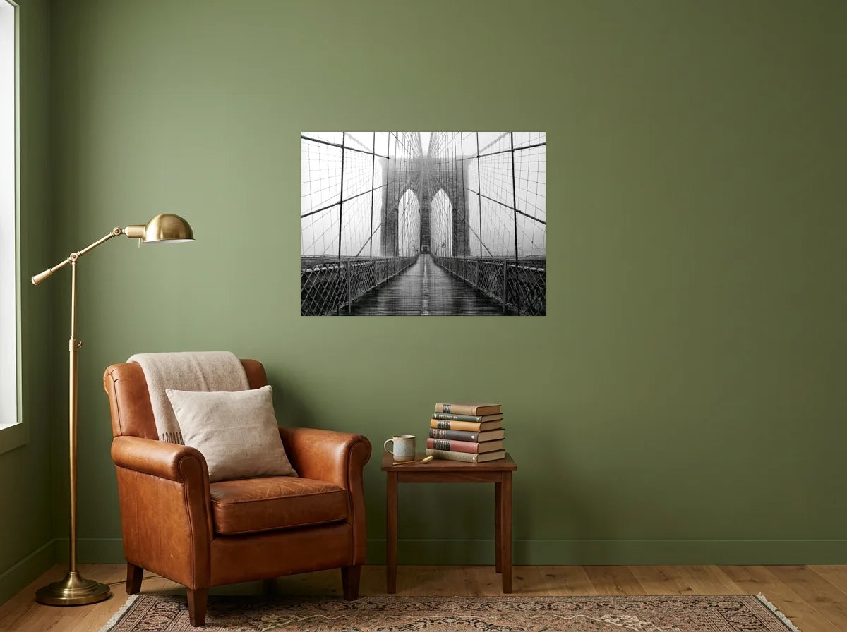 Poster passerelle du pont de Brooklyn noir et blanc sans cadre, présenté dans un coin lecture aux murs vert olive