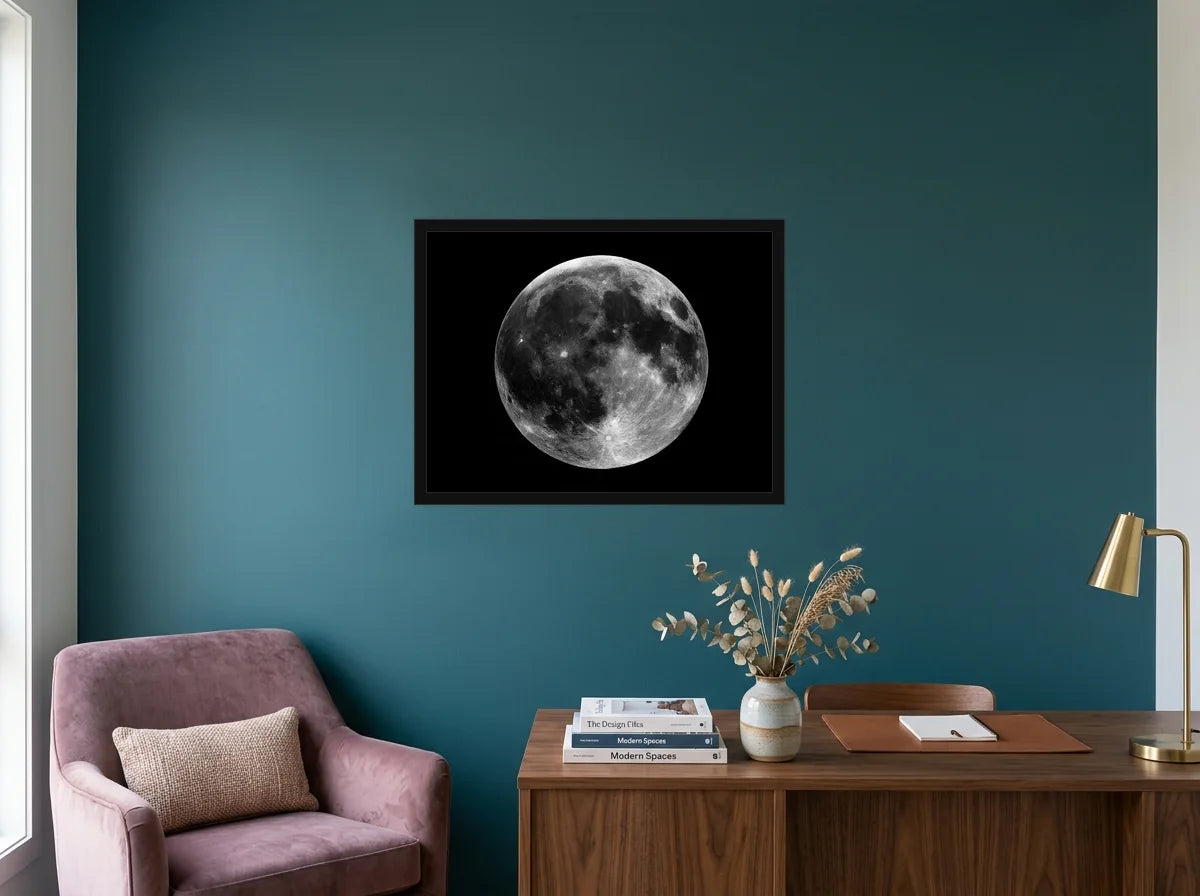 Poster pleine lune panoramique noir et blanc encadré noir, présenté dans : bureau aux murs bleu canard