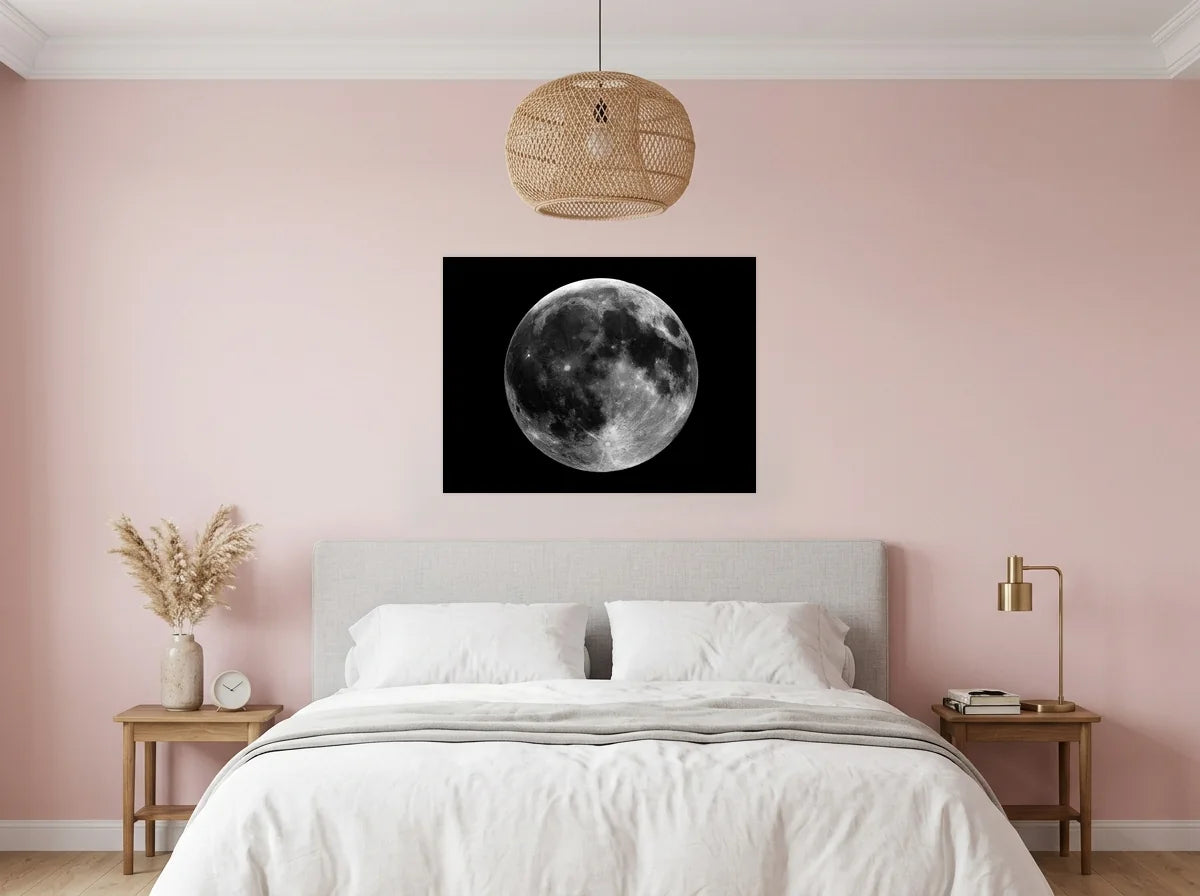 Poster pleine lune panoramique noir et blanc sans cadre, présenté dans : chambre aux murs rose poudré