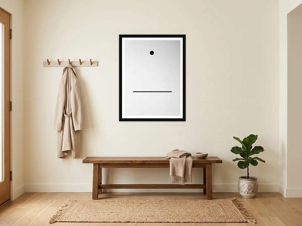 Poster point et ligne minimalistes noir et blanc encadré noir, présenté dans un intérieur lumineux