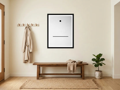 Poster point et ligne minimalistes noir et blanc encadré noir, présenté dans un intérieur lumineux