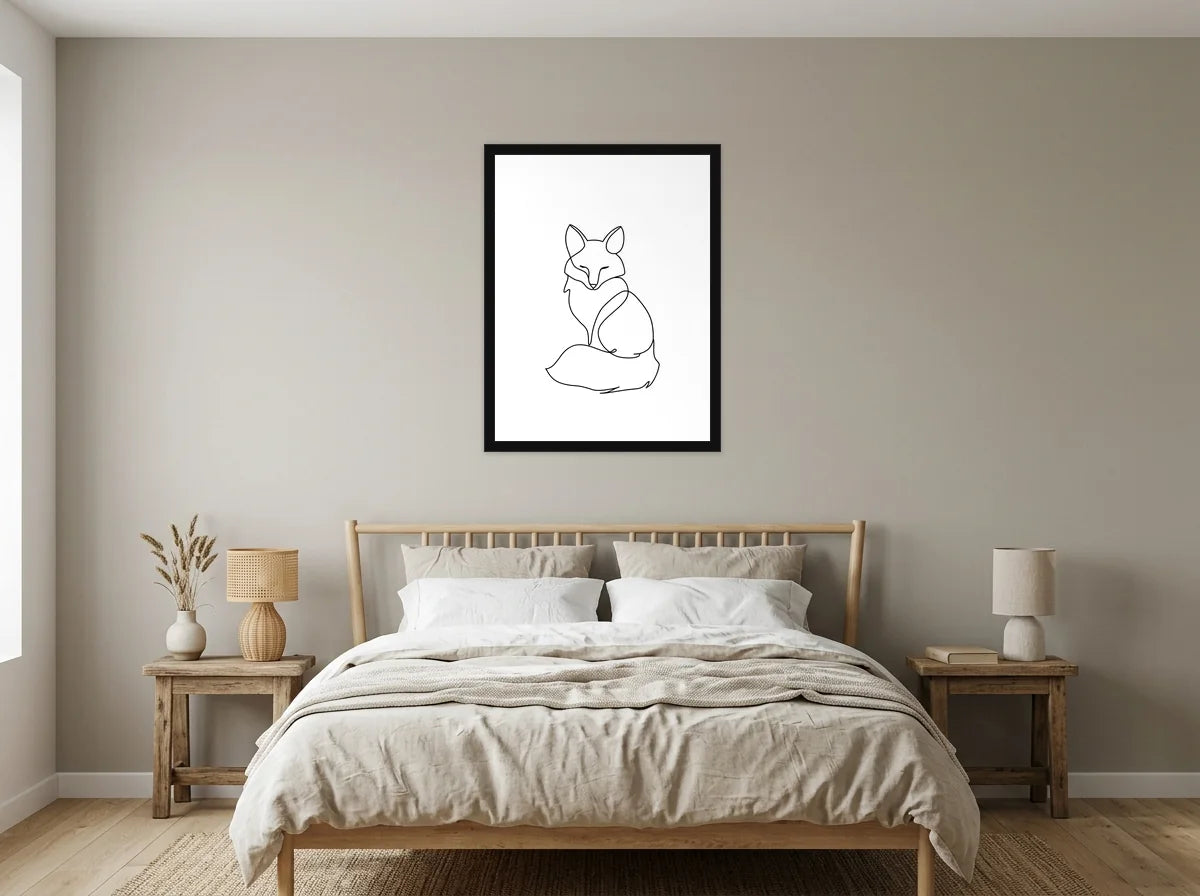 Poster renard assis noir et blanc encadré noir, présenté dans une chambre aux tons lin et grège