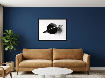 Poster saturne aux anneaux lumineux noir et blanc encadré noir, présenté dans : salon aux murs bleu nuit