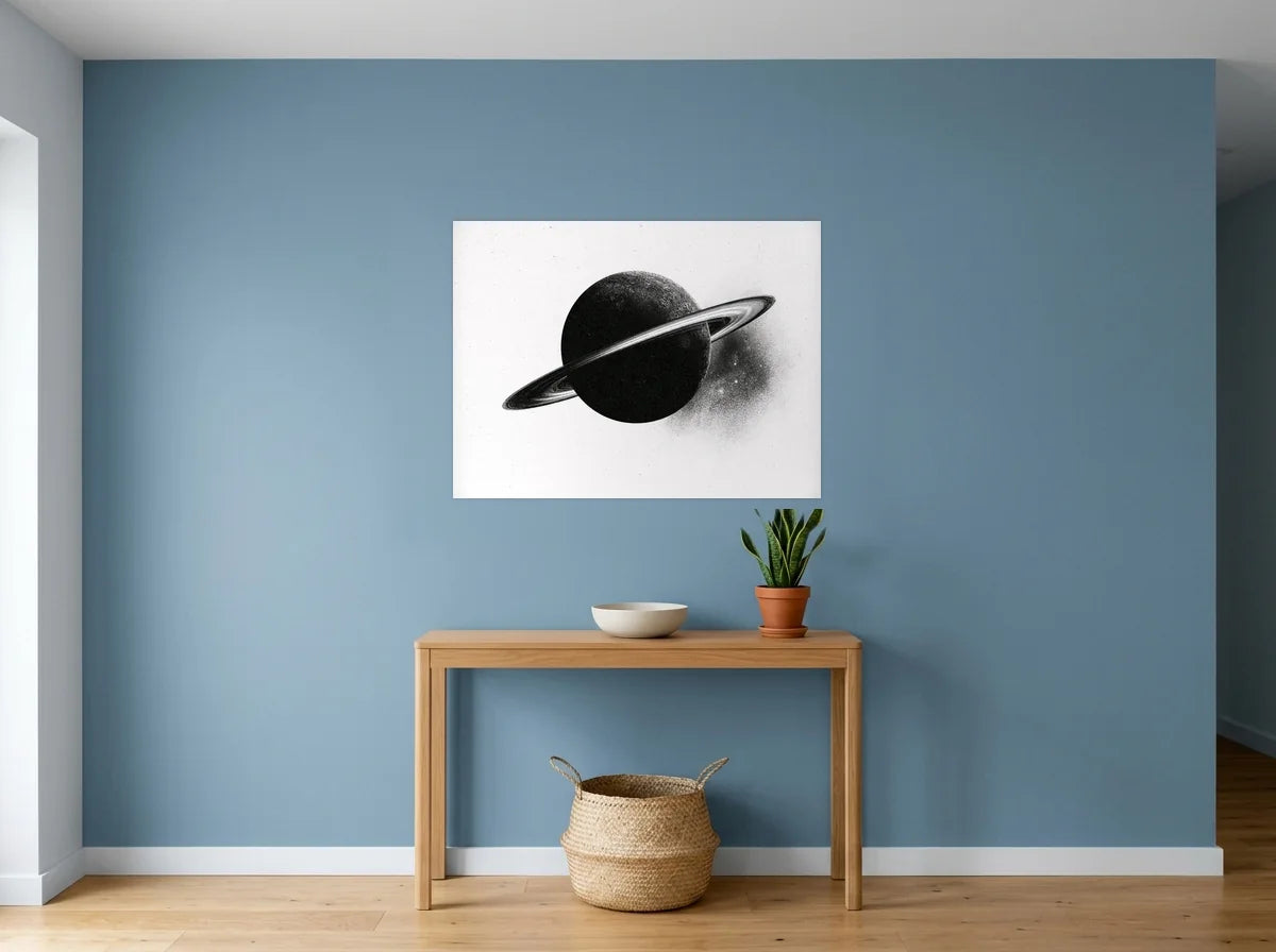 Poster saturne aux anneaux lumineux noir et blanc sans cadre, présenté dans : entrée aux murs bleu poudré