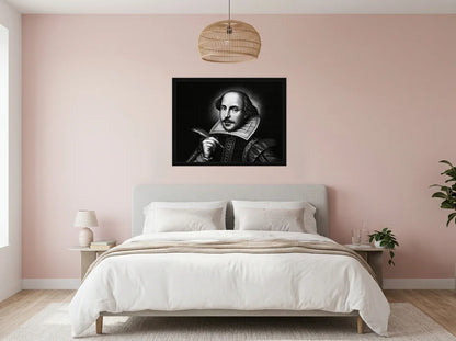 Poster shakespeare à la plume noir et blanc encadré noir, présenté dans : chambre aux murs rose poudré