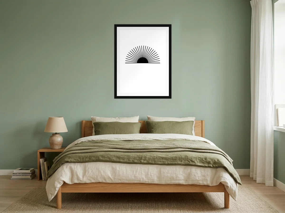 Poster soleil levant rayonnant noir et blanc encadré noir, mis en scène dans : chambre aux murs vert sauge