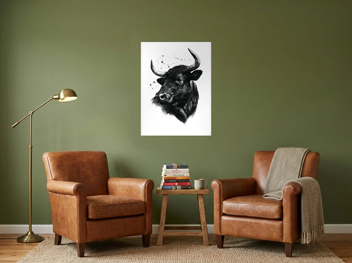 Poster taureau sous les étoiles noir et blanc sans cadre, présenté dans : coin lecture aux murs vert olive