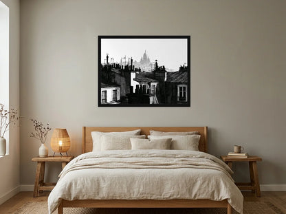 Poster toits de montmartre noir et blanc encadré noir, présenté dans un chambre aux tons lin et grège