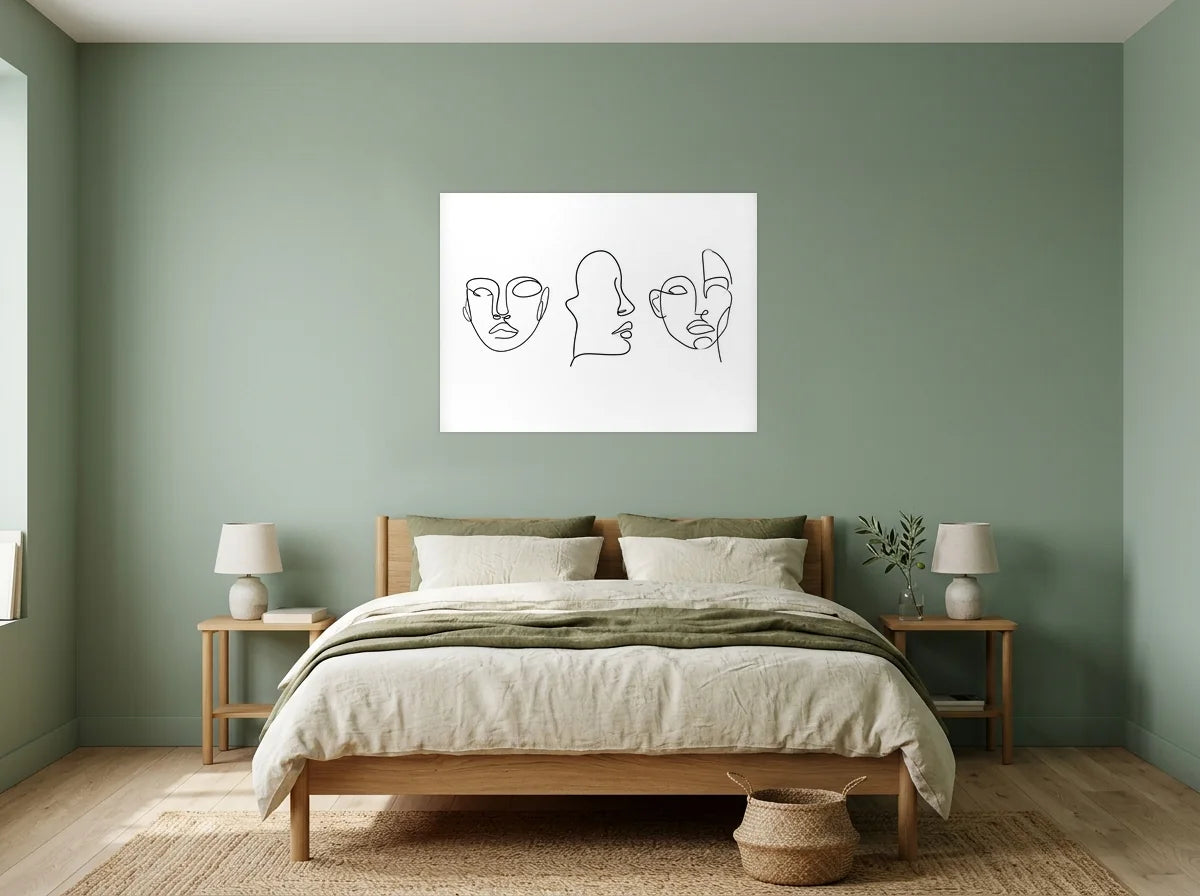 Poster Trois Visages au Trait noir et blanc sans cadre, présenté dans une chambre aux murs vert sauge