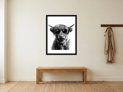 Poster vache highland à lunettes noir et blanc encadré noir, mis en scène dans : entrée crème avec banc en bois