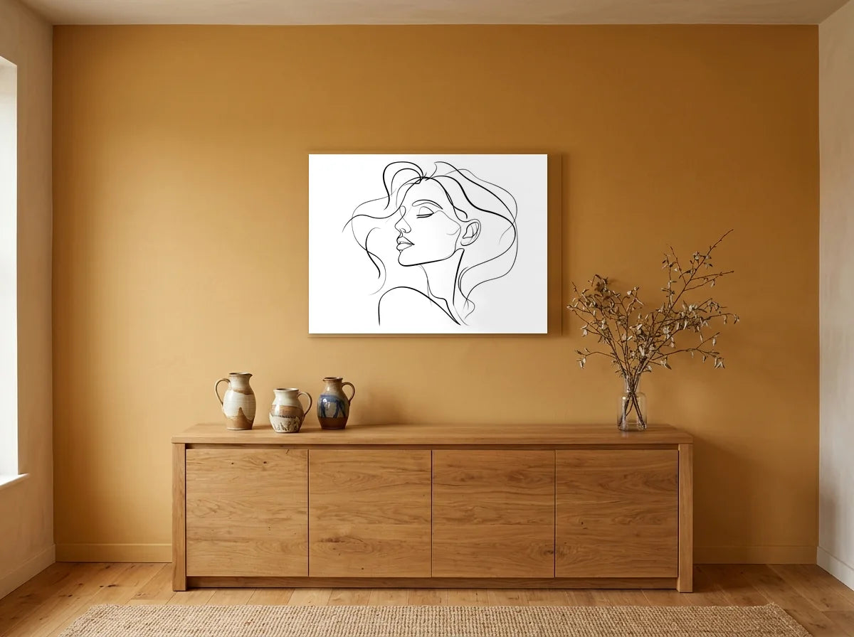 Poster visage féminin au trait noir et blanc sans cadre, présenté dans un intérieur coloré