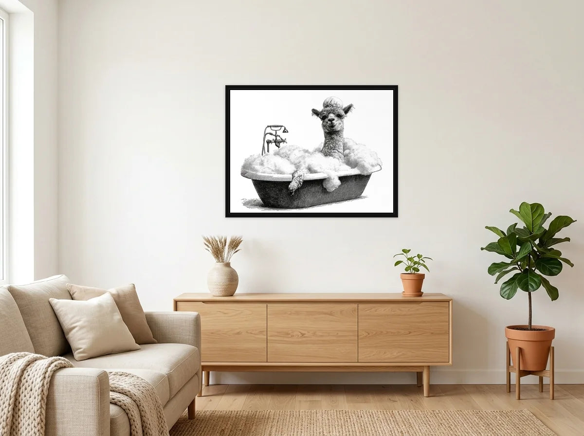 Tableau alpaga bain moussant noir et blanc en toile encadrée noire, présenté dans un intérieur chaleureux