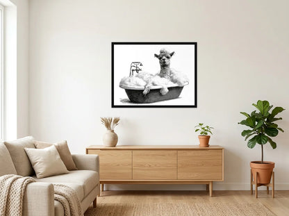 Tableau alpaga bain moussant noir et blanc en toile encadrée noire, présenté dans un intérieur chaleureux