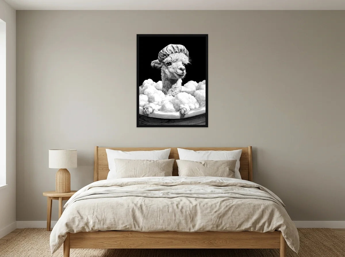 Tableau alpaga bain moussant portrait noir et blanc en toile encadrée noire, présenté dans un intérieur chaleureux