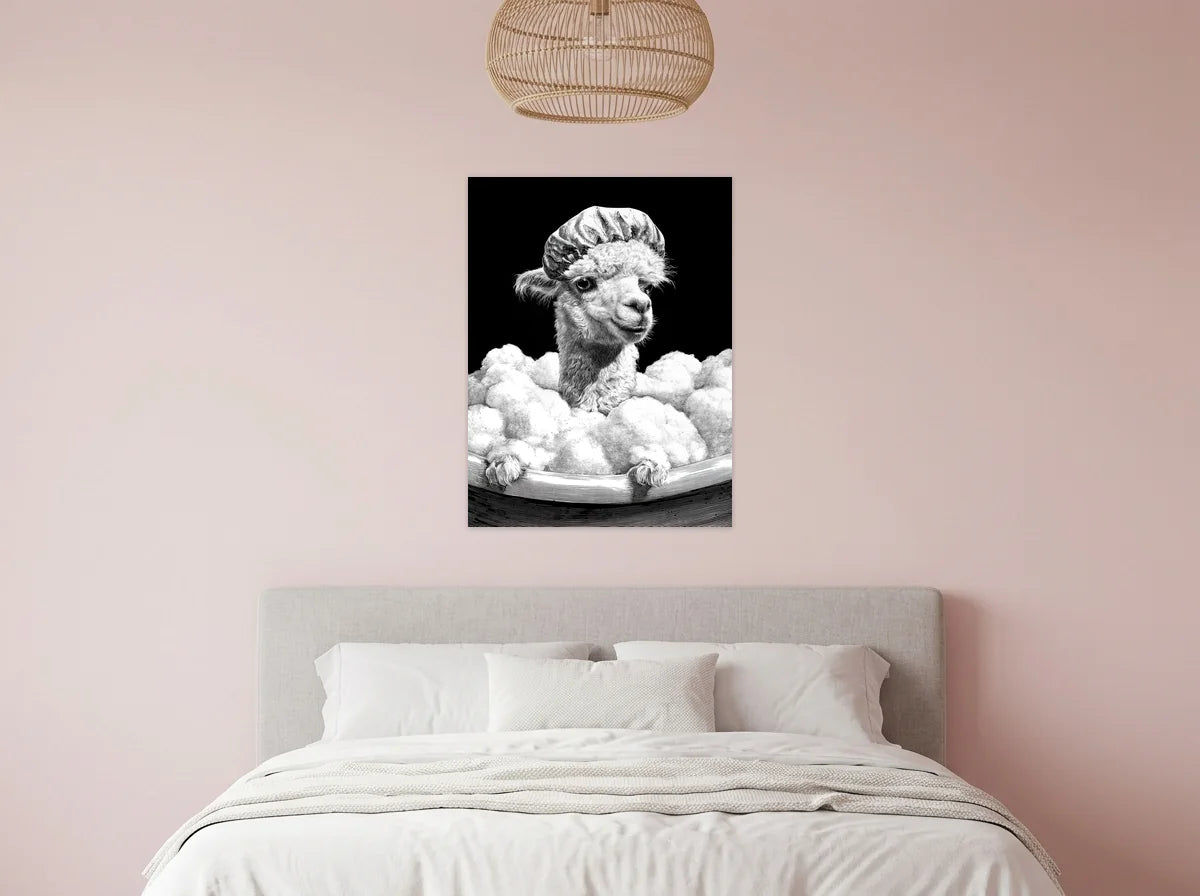 Tableau alpaga bain moussant portrait noir et blanc sur toile 2 cm, présenté dans un intérieur coloré
