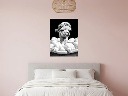 Tableau alpaga bain moussant portrait noir et blanc sur toile 2 cm, présenté dans un intérieur coloré