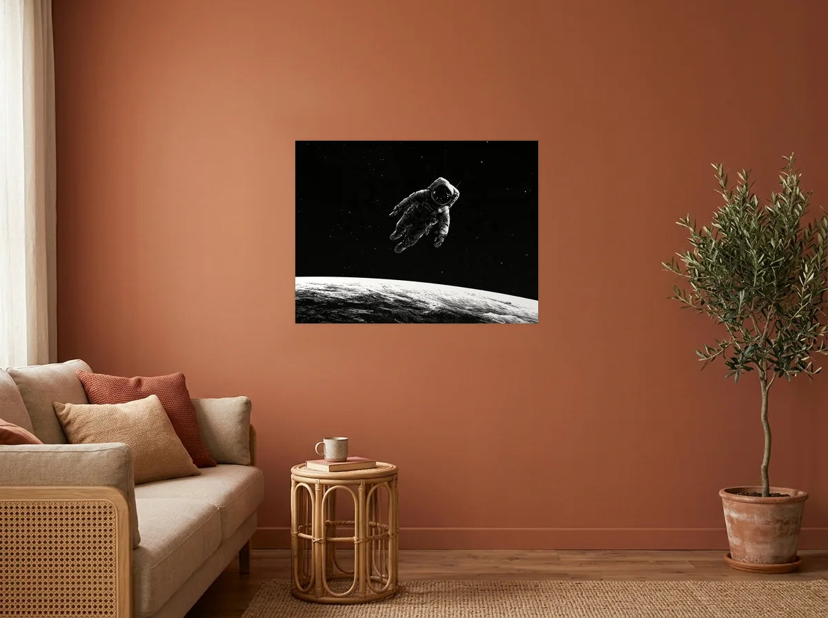 Tableau astronaute dérive stellaire noir et blanc sur toile 2 cm, présenté dans : salon aux murs terracotta