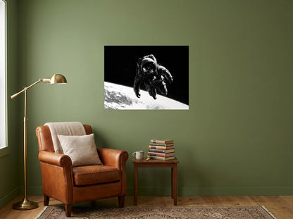 Tableau astronaute visière lunaire noir et blanc sur toile 2 cm, présenté dans : coin lecture aux murs vert olive