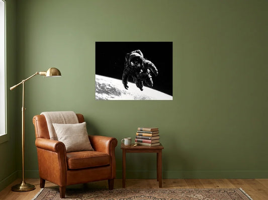 Tableau astronaute visière lunaire noir et blanc sur toile 2 cm, présenté dans : coin lecture aux murs vert olive