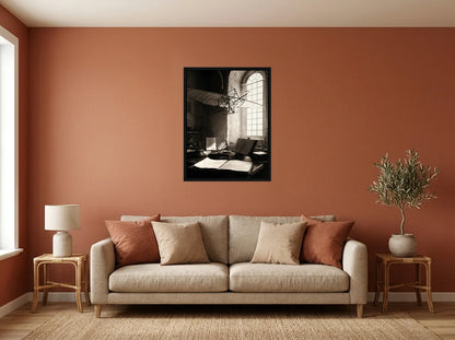 Tableau atelier de léonard noir et blanc en toile encadrée noire, mis en scène dans : salon aux murs terracotta