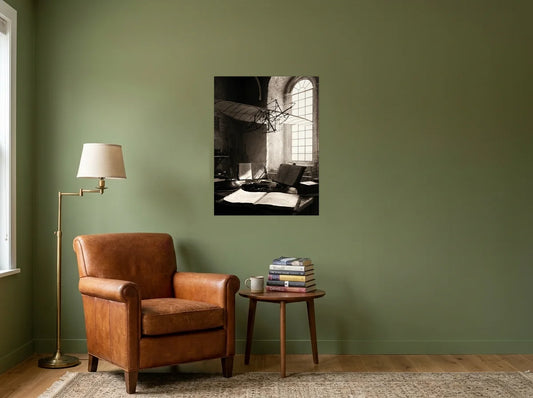 Tableau atelier de léonard noir et blanc sur toile 2 cm, mis en scène dans : coin lecture aux murs vert olive