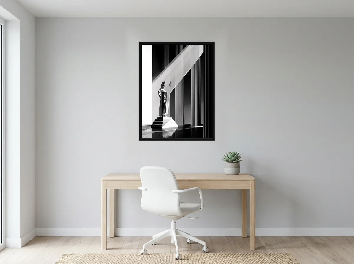 Tableau Athéna dans la Lumière noir et blanc en toile encadrée noire, présenté dans : bureau gris clair lumineux