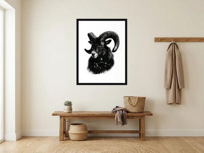 Tableau Bélier Étoilé noir et blanc en toile encadrée noire, présenté dans : entrée crème avec banc en bois