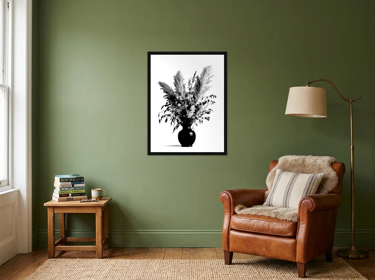Tableau bouquet de fleurs séchées noir et blanc en toile encadrée noire, présenté dans un coin lecture aux murs vert olive
