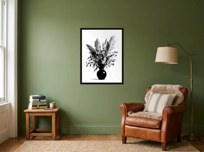 Tableau bouquet de fleurs séchées noir et blanc en toile encadrée noire, présenté dans un coin lecture aux murs vert olive