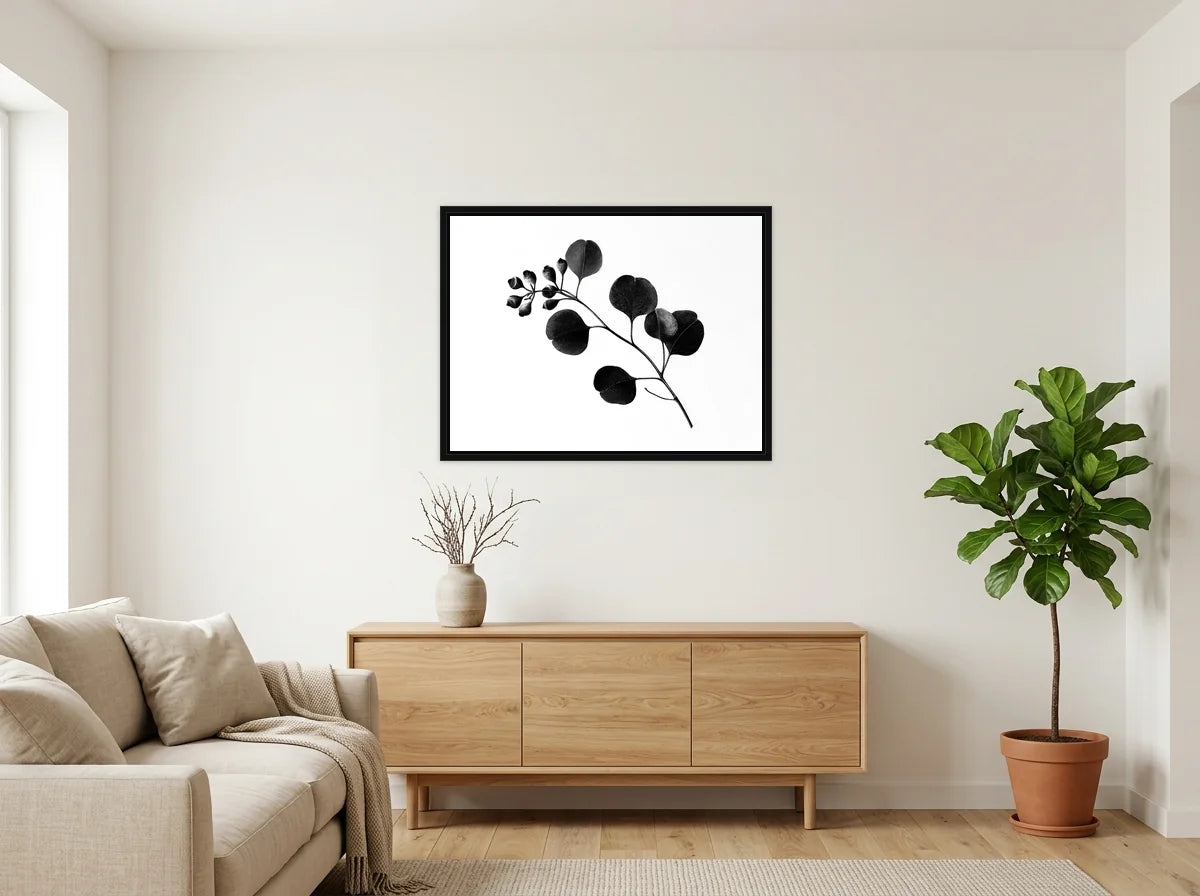 Tableau branche d’eucalyptus noir et blanc en toile encadrée noire, présenté dans : salon blanc chaleureux et bois clair