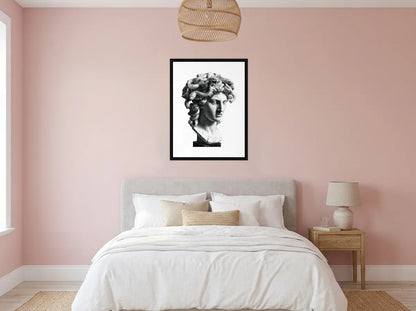 Tableau buste de méduse noir et blanc en toile encadrée noire, présenté dans : chambre aux murs rose poudré