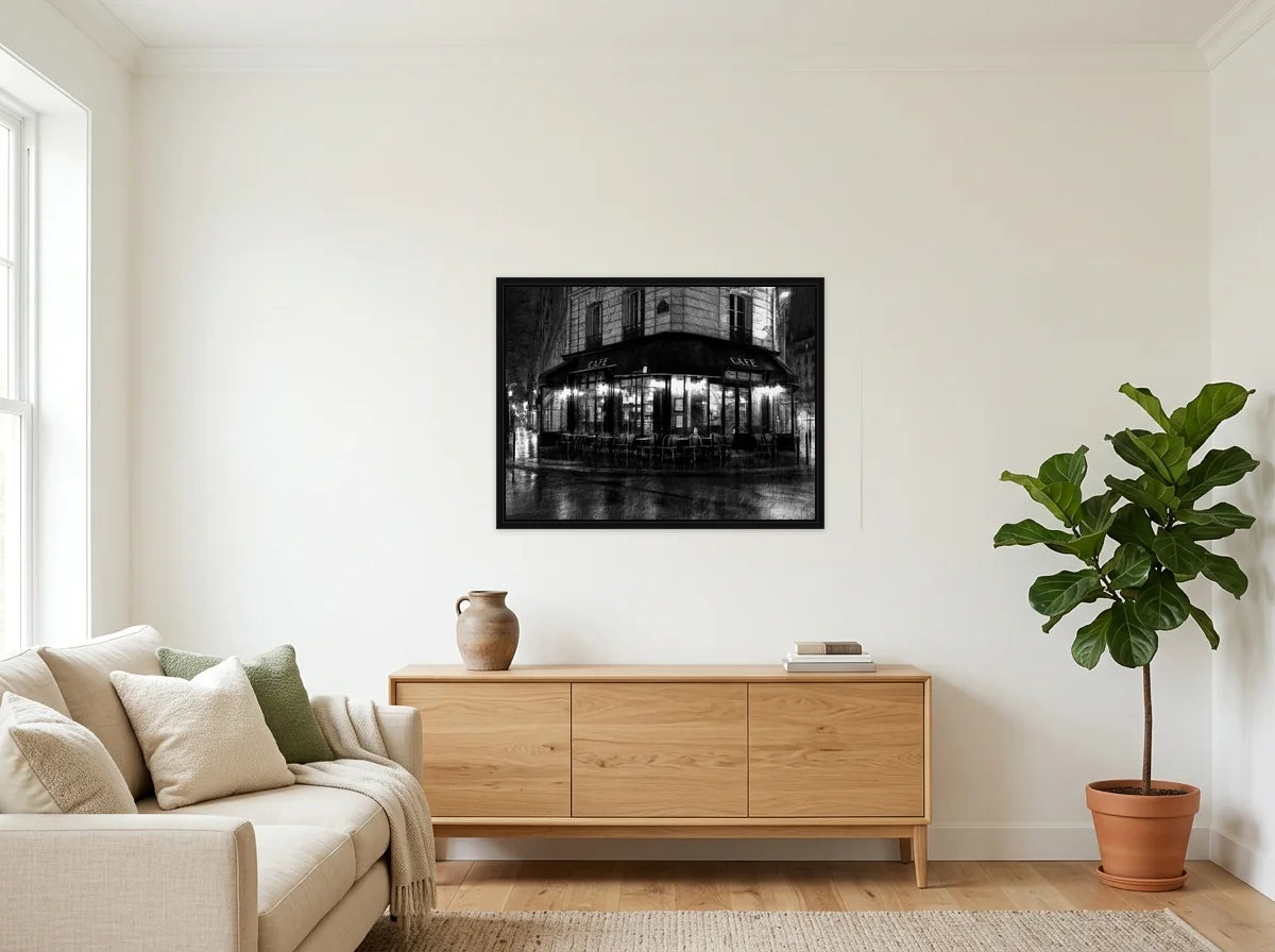 Tableau café de rue nocturne en toile encadrée noire, présenté dans un salon contemporain