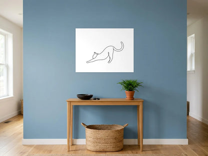 Tableau chat qui s’étire noir et blanc sur toile 2 cm, présenté dans entrée aux murs bleu poudré