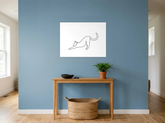 Tableau chat qui s’étire noir et blanc sur toile 2 cm, présenté dans entrée aux murs bleu poudré