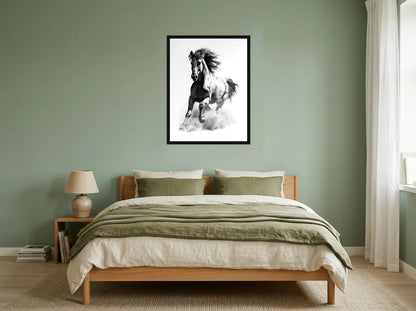 Tableau cheval au galop frontal noir et blanc en toile encadrée noire, présenté dans un chambre aux murs vert sauge