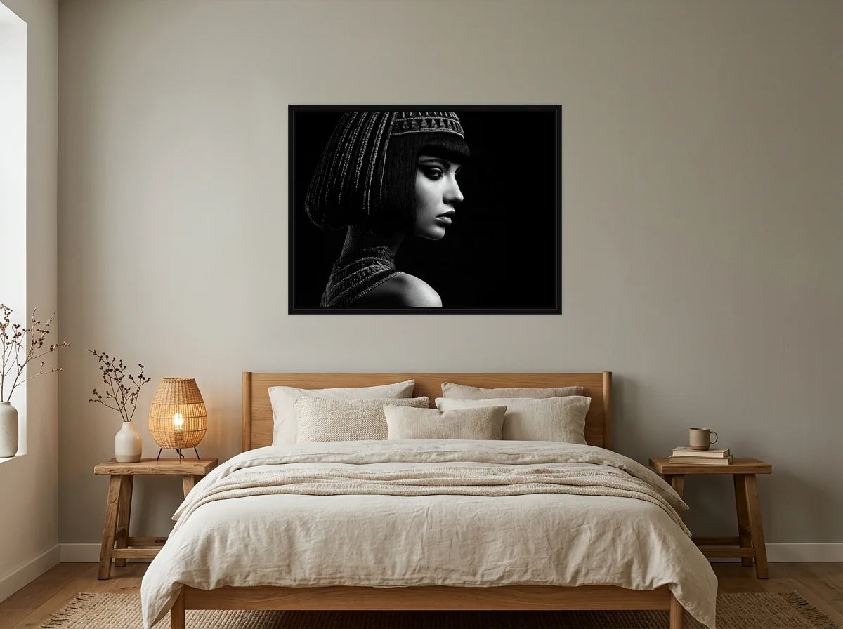 Tableau Cléopâtre de Profil Sombre noir et blanc en toile encadrée noire, dans une chambre aux tons lin et grège