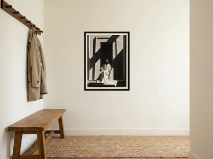 Tableau cléopâtre sur son trône noir et blanc en toile encadrée noire, présenté dans entrée crème avec banc en bois