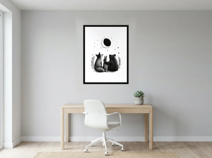 Tableau Compagnons sous la Lune noir et blanc en toile encadrée noire, présenté dans un bureau gris clair lumineux