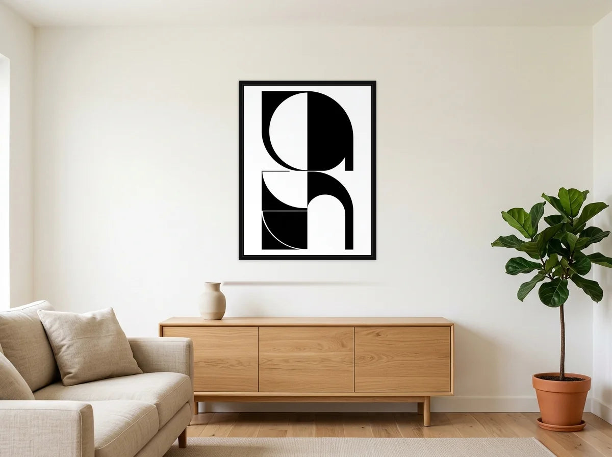 Tableau composition Bauhaus arches noir et blanc en toile encadrée noire, présenté dans un salon blanc chaleureux et bois clair