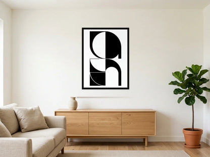 Tableau composition Bauhaus arches noir et blanc en toile encadrée noire, présenté dans un salon blanc chaleureux et bois clair
