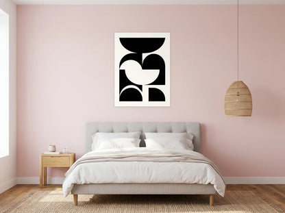 Tableau composition Bauhaus géométrique noir et blanc sur toile 2 cm, présenté dans une chambre aux murs rose poudré