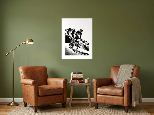 Tableau cycliste en montagne noir et blanc sur toile 2 cm, présenté dans un coin lecture aux murs vert olive