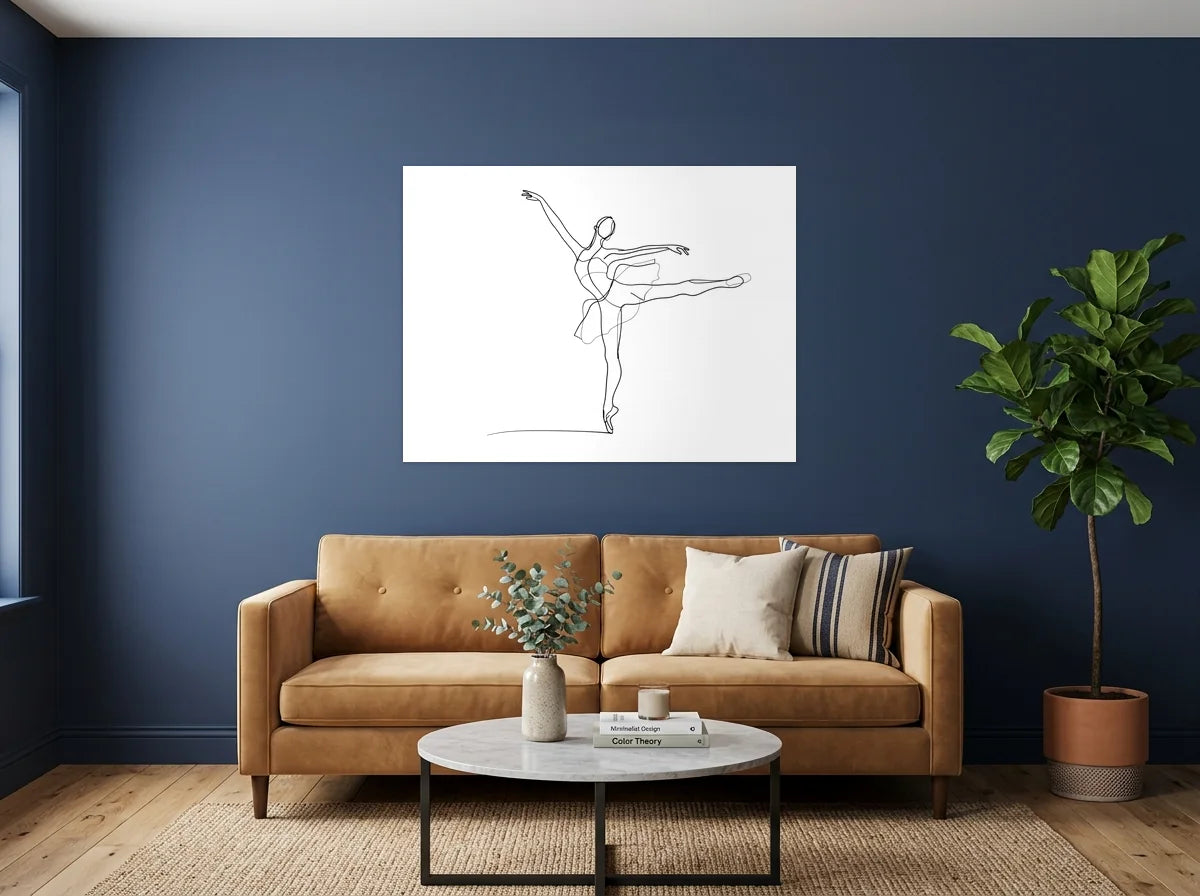 Tableau danseuse en arabesque noir et blanc sur toile 2 cm, présenté dans un salon aux murs bleu nuit